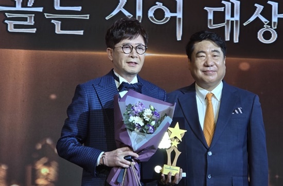 가수 겸 배우, MC로 활동 중인 이부영이 최근 실버아이 TV가 주관하는 가요창작인공로 수상골든 싱어 대상을 수상하며 가수로 보폭을 넓히고 있다. /실버아이TV