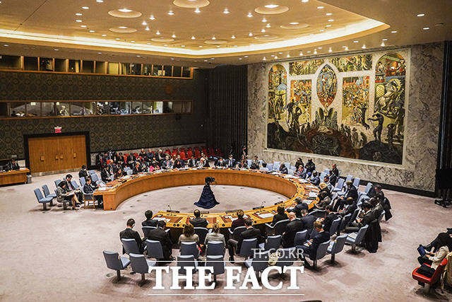 이날 안보리는 미국 뉴욕 유엔본부에서 회의를 열어 15개 이사국 중 13개국 찬성으로 평화구상 지지 결의안을 통과시켰다. 상임이사국으로 거부권을 가진 러시아와 중국은 기권했다. 사진은 유엔본부. /AP.뉴시스