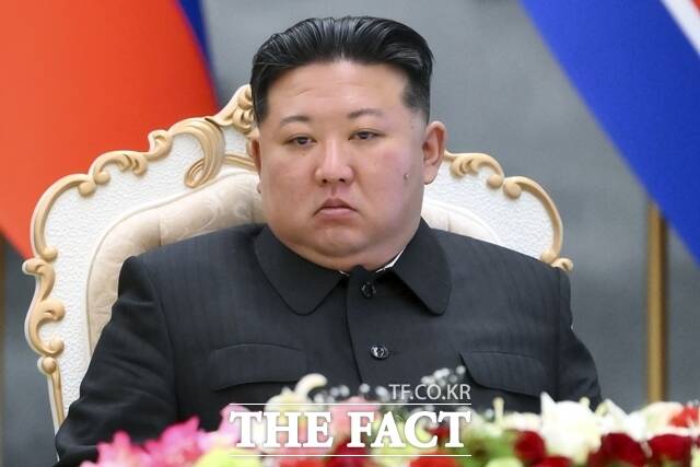 북한이 한미 정상회담 공동설명자료(조인트 팩트시트)가 발표된 지 나흘 만에 첫 반응을 내놨다. 당국자 담화가 아닌 조선중앙통신 논평으로 수위를 조절했다는 평가가 나온다. 다만 핵추진잠수함에 대해선 논평의 상당 부분을 할애했다. 사진은 김정은 북한 국무위원장. /AP. 뉴시스