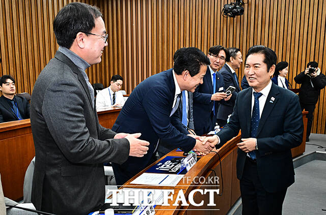 정청래 더불어민주당 대표(가운데)가 18일 오전 서울 여의도 국회에서 열린 ‘당대표-전국기초·광역의회의원협의회 간담회’에 참석해 지방의회법 제정 추진 공동서명식을 진행하고 있다. /국회=배정한 기자