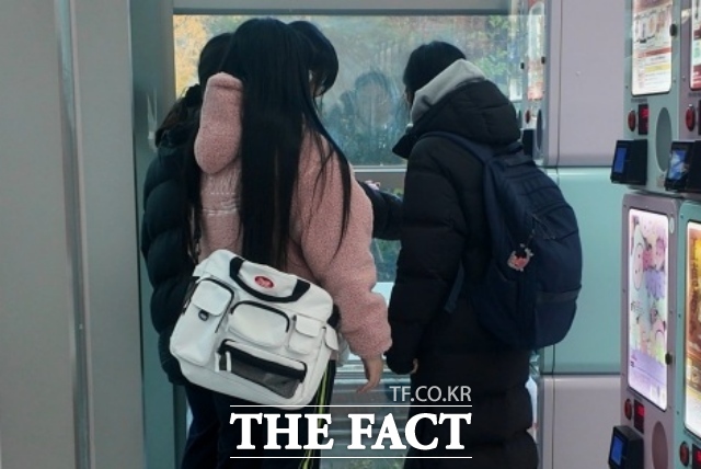 17일 오후 서울 마포구 홍대입구역 인근에서 만난 수험생들. / 서울 마포구=김민지 기자