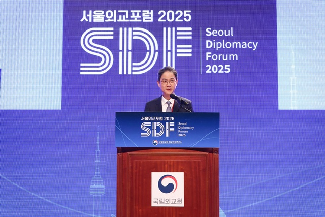 최형찬 국립외교원장(사진)은 18일 서울 서초구 국립외교원에서 열린 ‘2025 서울외교포럼’ 개회사에서 “대한민국 신정부는 더 안전하고 번영하며 글로벌 책임을 다하는 국가로 나아가야 하는 막중한 사명을 안고 있다”고 말했다. /외교부