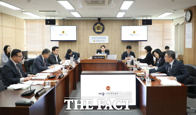 세종시의회 산업건설위원회는 17일 제102회 정례회에서 2025년도 제3회 추가경정예산안 예비심사 등을 하고 있다. /세종시의회