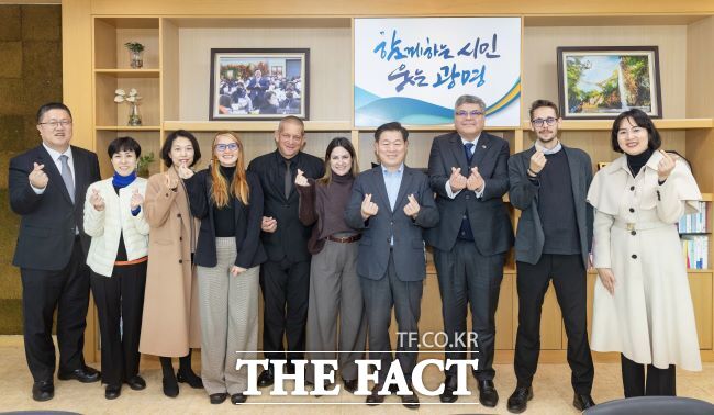 박승원 광명시장(오른쪽 4번째)이 호르헤 발레리오 주한 코스타리카 대사(3번째), 마리오 호세 카스티요 커피연구소 이사(5번째), 마빈 로하스 이사(6번째) 등과 기념사진을 촬영하고 있다. /광명시