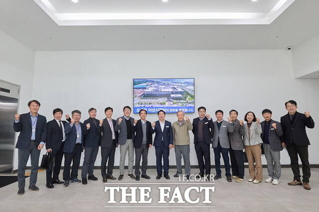 하나머티리얼즈·하나마이크론 방문 현장에서 참석자들이 기념촬영을 하고 있다. /아산시