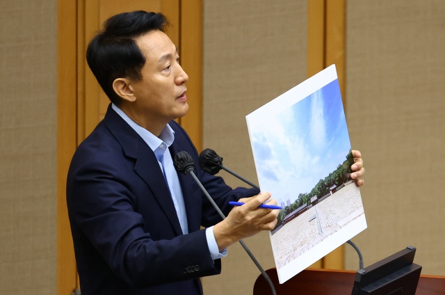 오세훈 서울시장이 18일 오전 서울 중구 서울특별시의회에서 열린 서울시의회 제333회 정례회 제2차 본회의에서 김규남 의원의 문화유산 보존과 도시개발 공존에 관한 시정질문에 답변하며 종묘에서 바라본 세운 4구역 개발 예상도를 공개하고 있다. /뉴시스