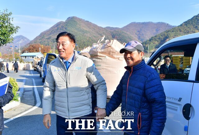 김한종 장성군수가 17일 북하면 쌀 수매 현장을 방문해 농업인들에게 감사 인사를 전하고 있다./장성군