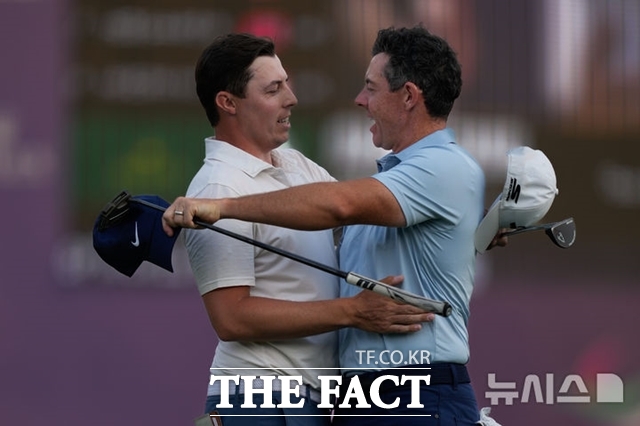 DP월드 투어챔피언십에서 연장 접전을 펼친 로리 맥길로이와 맷 피츠패트릭이 경기를 마친 뒤 포옹하며 서로를 격려하고 있다. 피츠패트릭이 연장 첫 홀에서 승리, 투어챔피언십에서만 세번째 우승을 차지했다. 두바이(UAE)/AP.뉴시스