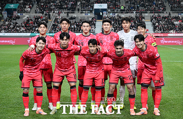 대한민국과 가나와의 평가전이 18일 오후 서울 마포구 서울월드컵경기장에서 열린 가운데 대표팀 선수들이 경기 시작 전 기념촬영을 하고 있다./서울월드컵경기장=박헌우 기자