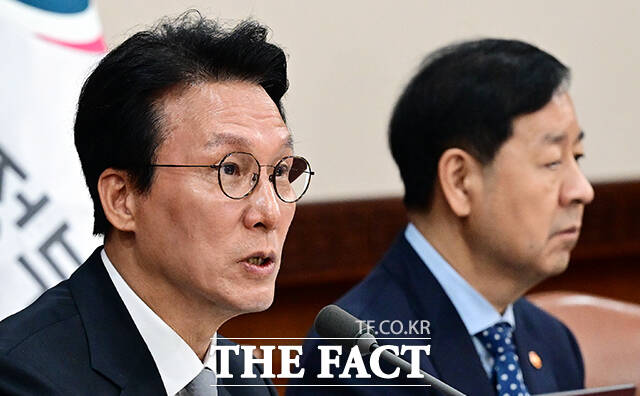 김민석 국무총리(왼쪽)가 18일 오전 서울 종로구 정부서울청사에서 열린 국무회의에 참석해 모두발언을 하고 있다. /임영무 기자