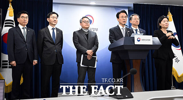 김민석 국무총리(가운데)가 18일 오후 서울 종로구 정부서울청사에서 론스타 ISDS 취소위원회의 한국 정부 승소 결정 결과를 브리핑 하고 있다. /임영무 기자