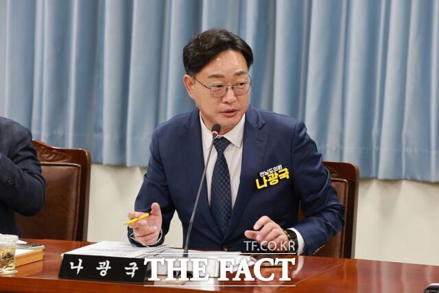 나광국의원이 18일 열린 건설교통국 추가 경정예산안 심사에서 질의하고 있다. /전남도의회