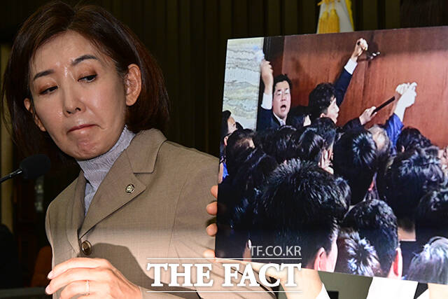 패스트트랙 1심 선고가 산건이 발생한지 6년7개월 만에 나오면서 정치권의 관심이 집중되고 있다. 사진은 패스트트랙 충돌 사건 당시 빠루(쇠지렛대) 사진을 바라보는 나경원 국민의힘 의원의 모습. /남윤호 기자