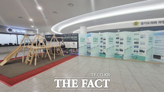 18일 경과원이 ESG 컨퍼런스를 열면서 도청사 1층 로비에 설치한 천만가지 놀이터 시설물이 점자블록을 덮어 보행 약자들의 이동을 막고 있다. /이승호 기자