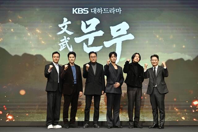 배우 정웅인 김강우, 김영조 감독, 배우 이현욱 장혁 조성하(왼쪽부터)가 18일 오후 2시 서울 구로구 디큐브시티 더 세인트에서 진행된 KBS2 새 대하드라마 '문무' 제작보고회에 참석해 다양한 이야기를 나눴다. /KBS