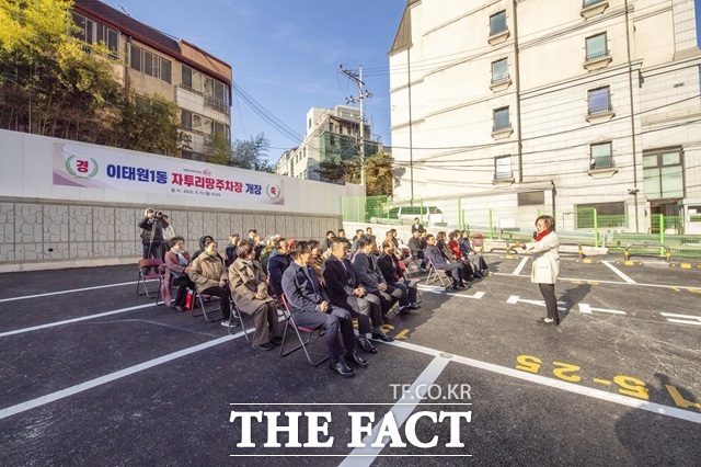 지난 17일 박희영 용산구청장이 이태원1동 자투리땅 주차장 준공식에서 기념사를 하고 있다./용산구