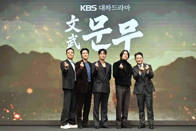 배우 정웅인 김강우 이현욱 장혁 조성하(왼쪽부터)가 출연하는 '문무'는 오는 2026년 하반기에 방송될 예정이다. /KBS