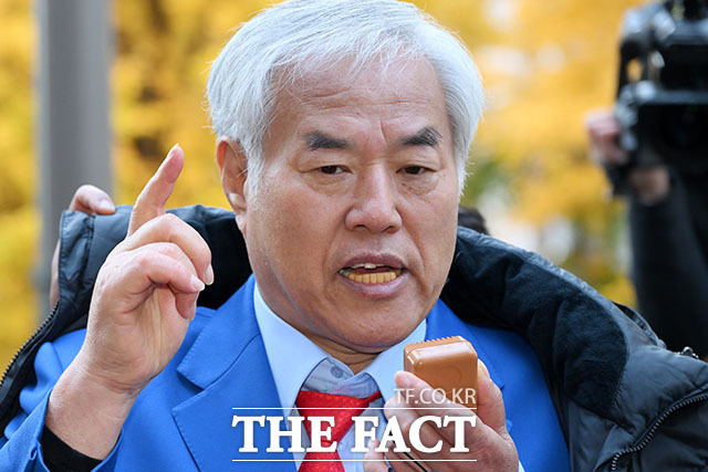 서울서부지방법원 폭력 난동 사태의 배후로 지목된 전광훈 사랑제일교회 목사가 18일 오전 서울 종로구 서울경찰청에 피의자 신분으로 출석하며 입장을 밝히고 있다. /남용희 기자