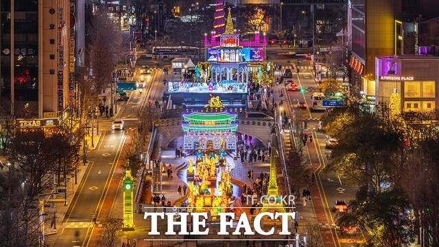 2009년 시작돼 올해 17회째를 맞이하는 서울빛초롱축제가 오는 12월 12일부터 1월 4일까지 청계천, 우이천 일대에서 열린다. /서울관광재단