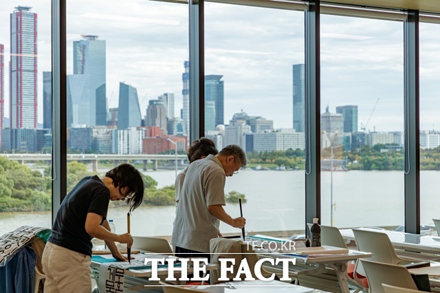 한강 조망이 장점인 마포365구민센터에서 주민들이 서예 교육을 받고 있다./마포구