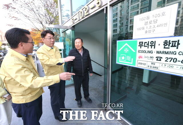 18일 우범기 전주시장이 겨울철 한파에 대비해 한파 쉼터로 제공될 경로당 현장 점검에 나섰다. /전주시