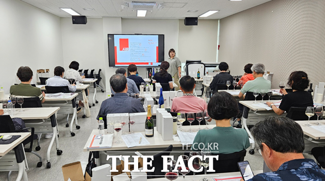 서울시는 ‘서울시니어일자리지원센터’가 개소 10개월 만에 취업 634명, 시니어 인턴십 참여 337명의 성과를 올렸다고 18일 밝혔다. 사진은 전문 셀러 교육과정./서울시