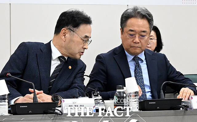 차정인 국가교육위원장(오른쪽 세 번째)이 18일 오후 서울 종로구 정부서울청사에서 열린 고등교육특별위원회 위촉식 및 제1차 회의에 참석해 모두발언을 하고 있다. /임영무 기자