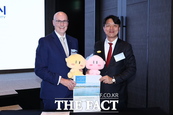 대전시와 에어버스가 18일 호텔오노마에서 테크 허브 설치를 위한 업무협약을 체결했다. 왼쪽부터 마크 벤탈 에어버스 R&T프로그램 총괄, 최성아 대전시 정무경제과학부시장. /대전