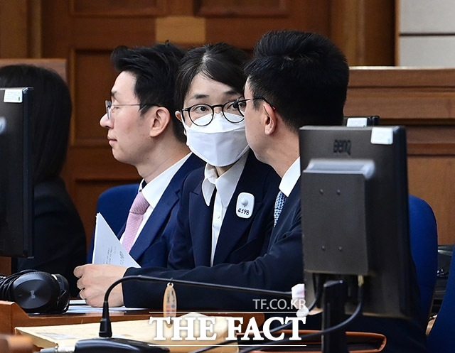 김건희 여사가 지난 9월24일 오후 서울 서초구 서울중앙지법에서 열린 첫 재판에 출석해 최지우 변호사와 이야기를 나누고 있다. /사진공동취재단