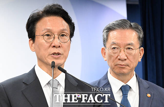 김민석 국무총리(가운데)가 18일 오후 서울 종로구 정부서울청사에서 론스타 ISDS 취소위원회의 한국 정부 승소 결정 결과를 브리핑 하고 있다. /임영무 기자