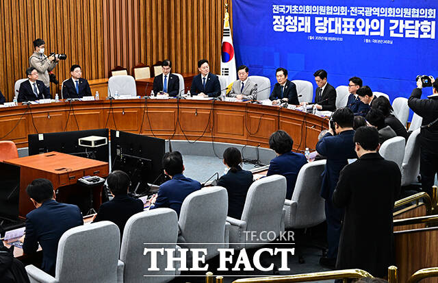 정청래 더불어민주당 대표(가운데)가 18일 오전 서울 여의도 국회에서 열린 ‘당대표-전국기초·광역의회의원협의회 간담회’에 참석해 지방의회법 제정 추진 공동서명식을 진행하고 있다. /국회=배정한 기자