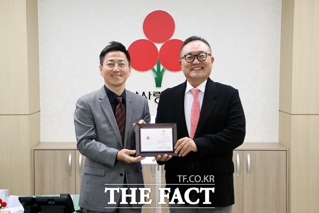 이은(오른쪽)전 창원시 정무특보가 지역사회 취약계층 지원을 위해 성금 300만원을 경남사회복지공동모금회는에 기탁했다. /경남사회복지공동모금회