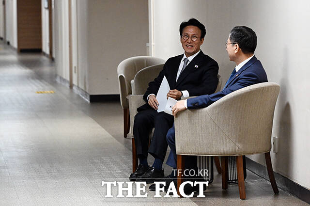 김민석 국무총리(가운데)가 18일 오후 서울 종로구 정부서울청사에서 론스타 ISDS 취소위원회의 한국 정부 승소 결정 결과를 브리핑 하고 있다. /임영무 기자