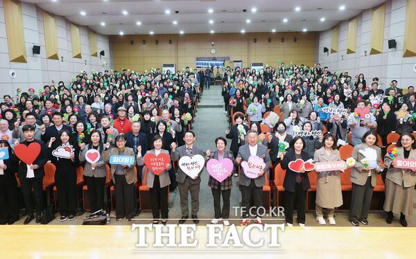 대전 서구는 18일 구청 구봉산홀에서 동 지역사회보장협의체 위원 및 거점복지관 관계자 등 400여 명이 참여한 가운데 2025년 지역사회보장협의체 성과공유회를 개최했다. /대전 서구