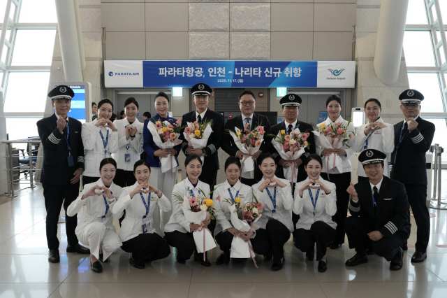지난 17일 인천국제공항에서 진행된 파라타항공 인천~나리타 신규취항식에서 윤철민 대표이사(뒷줄 오른쪽에서 5번째)와 임직원들이 기념 촬영을 하고 있다. /파라타항공