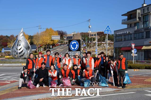 충남도립대 학과 내 봉사동아리 학생들이 환경정화 활동을 펼친 후 기념촬영을 하고 있다. /충남도립대