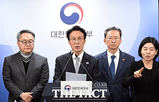 김민석 국무총리(가운데)가 18일 오후 서울 종로구 정부서울청사에서 론스타 ISDS 취소위원회의 한국 정부 승소 결정 결과를 브리핑 하고 있다. /임영무 기자