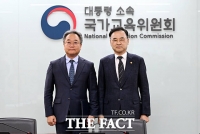  장덕현 고등교육 특별위원장과 기념촬영하는 차정인 국교위원장 [포토]
