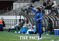  경기 지시하는 홍명보 감독 [포토]