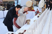  헌향하는 김민석 국무총리 [포토]