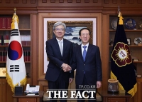  김상환 헌재소장 예방하는 이석연 국민통합위원장 [포토]