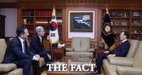  김상환 헌법재판소장과 환담 나누는 이석연 통합위원장 [포토]