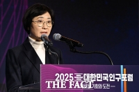  '대한민국 인구포럼' 찾아 축사하는 이스란 차관 [포토]