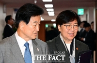  대화 나누는 정동영 통일부 장관과 정은경 보건복지부 장관 [포토]