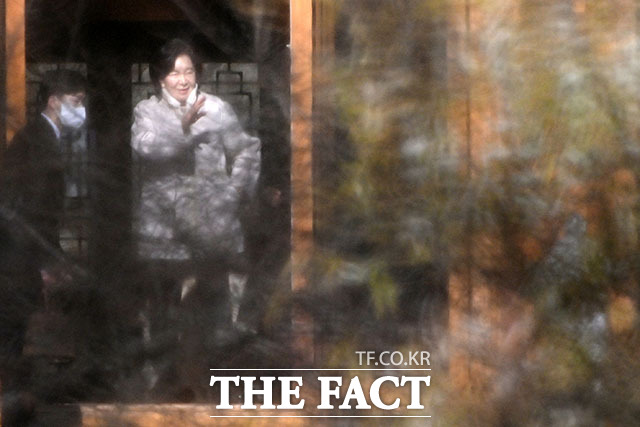 홍라희 리움미술관 명예관장이 19일 오전 경기 용인 호암미술관 인근 선영에서 열린 호암 이병철 삼성 창업회장의 38주기 추도식에 참석해 이부진 호텔신라 사장에게 손인사를 하고 있다.