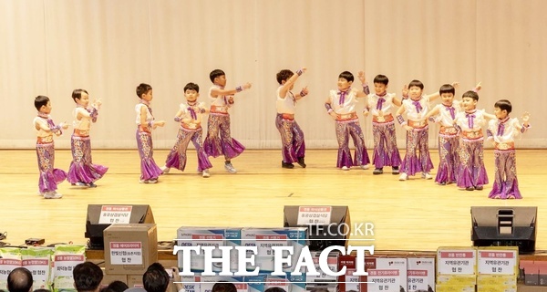 대전 대덕구가 18일 대덕구청소년어울림센터 1층에서 개최한 2025 평생학습 성과공유회에서 아동들이 귀여운 무대를 선보이고 있다. /선치영 기자