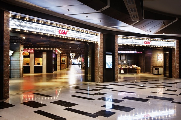 CGV가 본업인 멀티플렉스 사업이 역성장을 나타내면서 부채비율도 치솟기 시작했다. 이에 CGV는 특별관 사업인 CJ 4DPLEX를 통해 실적 개선에 나서고 있다. /CJ CGV