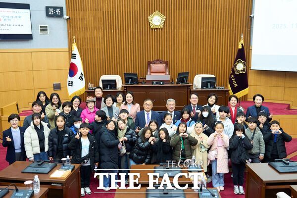 대전 서구 가장동 어린이 주민자치회 소속 어린이 30여 명이 19일 대전 서구의회를 방문해 지방의회의 역할과 기능을 배우고 의정활동 현장을 체험했다. /대전 서구의회