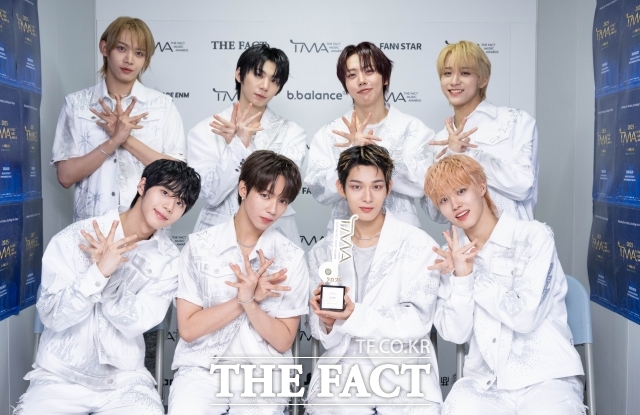 <더팩트>가 주최하고 팬앤스타와 더스퀘어이엔엠이 주관하는 2025 더팩트 뮤직 어워즈(THE FACT MUSIC AWARDS, TMA)가 20일 오후 마카오 아웃도어 퍼포먼스 베뉴에서 열린 가운데 그룹 아홉(AHOF)이 인터뷰에 앞서 포즈를 취하고 있다. /마카오=박헌우 기자