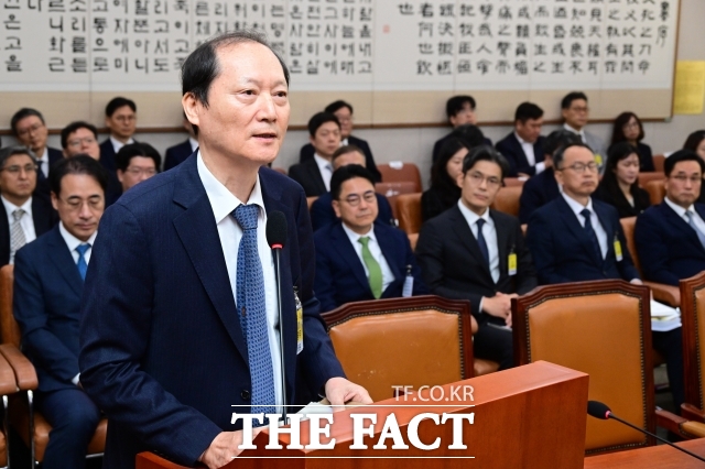 내란 사건을 수사하는 조은석 특별검사팀이 19일 이른바 삼청동 안가 회동 참석자였던 이완규 전 법제처장을 불러 조사하고 있다. 이 전 처장이 지난달 27일 서울 여의도 국회에서 열린 법제사법위원회의 대검찰청에 대한 국정감사에서 증인 선서 거부 사유를 소명하고 있다./남윤호 기자